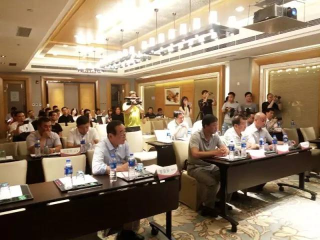 运动场地面_地面运动图案_地面运动病