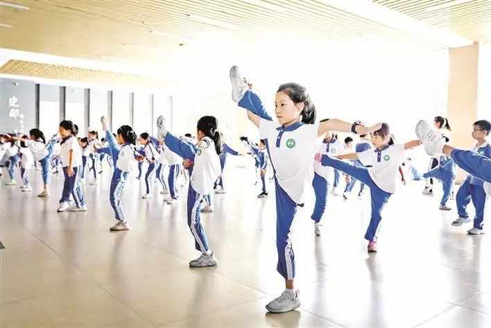 学生练体操_学生舞蹈课练劈叉_爸爸回来了奥莉练体操