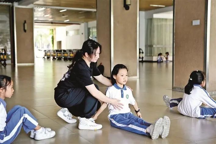 学生练体操_学生舞蹈课练劈叉_爸爸回来了奥莉练体操