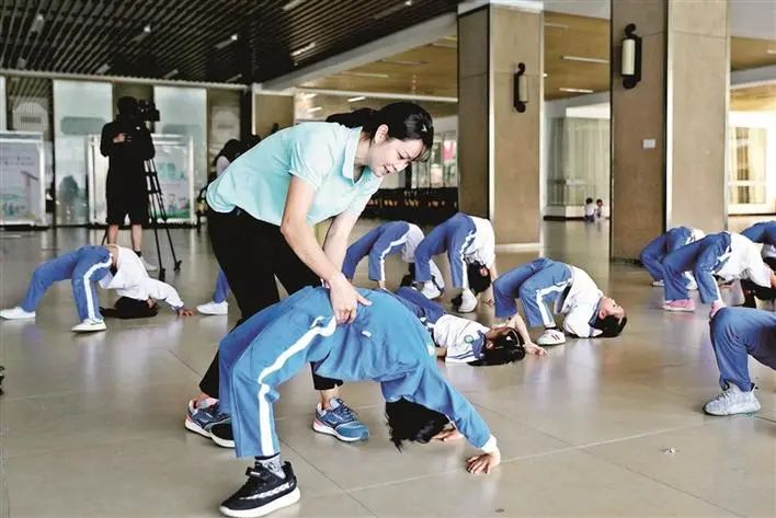爸爸回来了奥莉练体操_学生练体操_学生舞蹈课练劈叉
