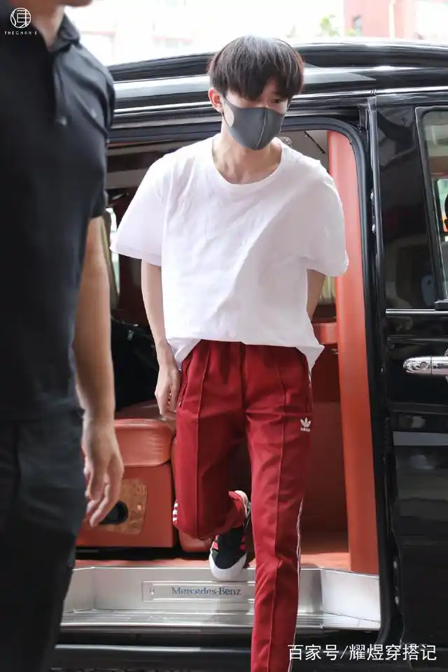 红色运动裤子配什么颜色上衣_红色运动裤_红色运动裤子