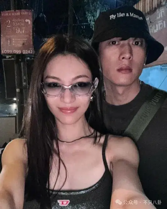 健身房情侣_情侣健身房秀恩爱_情侣健身房健身照片